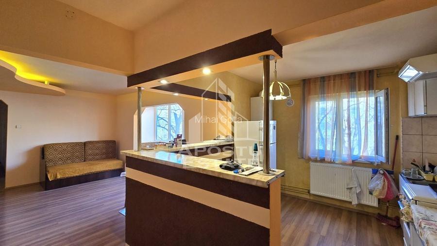 Apartament 3 camere, etaj 3, centrala proprie, zona Circumvalatiunii Apartament 3 camere, etaj 3, centrala proprie, zona Circumvalatiunii