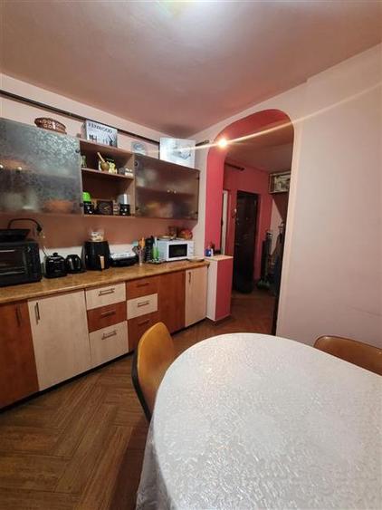 Apartament 3 camere Decomandat, Etaj 1, Zona Poarta 6 - 8