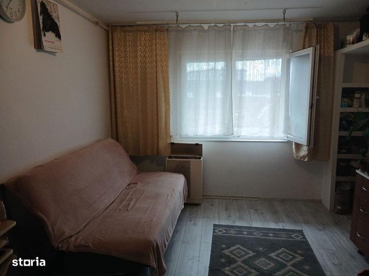 Berzei, garsoniera, etaj 1 - 2