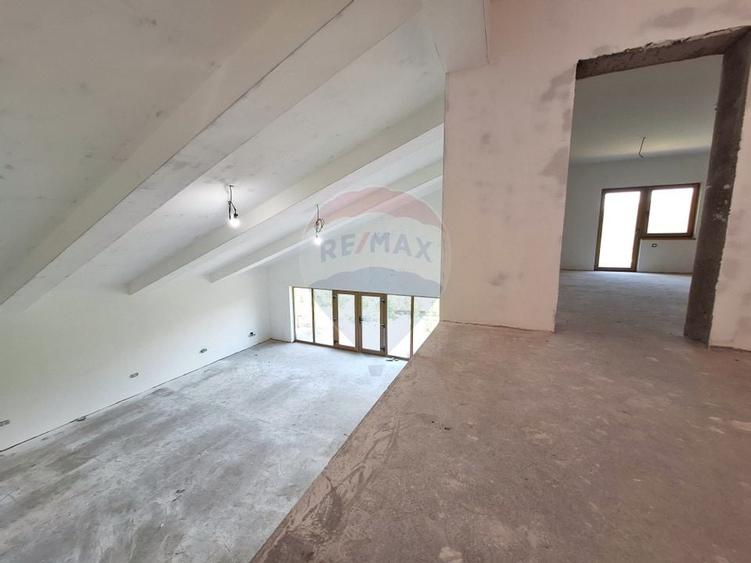 Casă / Vilă la gri aproape gata sa devina " acasa" ! - 17