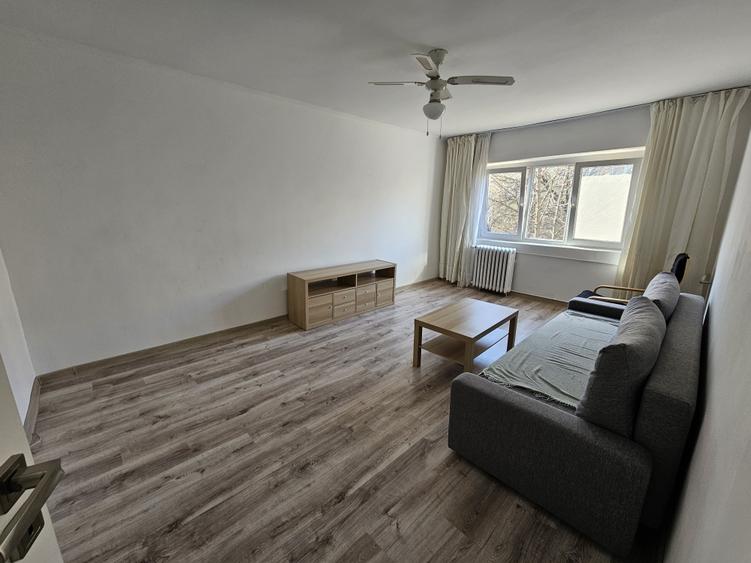 la 10 minute de Spitalul Judetean, la etajul 1-ambient placut si primitor - 10