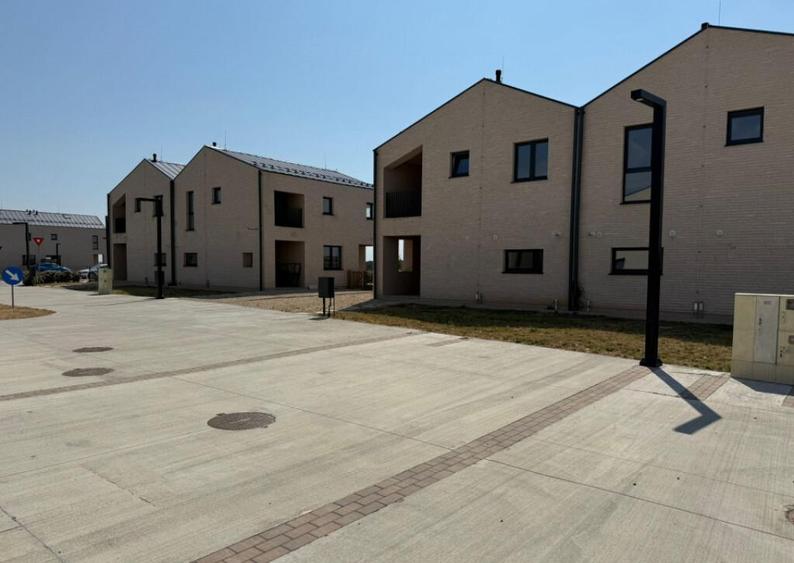 Casa spa?ioasa de inchiriat / vanzare in Complex Lizie - 4