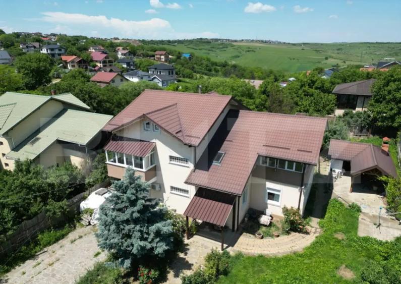 Casa cu 7 camere, 400 mp, 1500 mp de teren, Breazu - 1