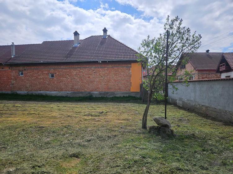 Casa ComCarta judSibiu curte si gradina 3 camere hol baie grajd sura magazie pivnita Apa gazul la poarta si curent Fantana in curte Zona buna PRET NEG - 1
