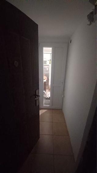 Garsoniera , 25 mp bloc cu gaze , zona Liceul Economic Zahana - 3