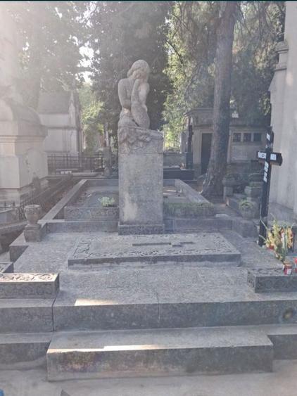 Cavou Bellu aleea principala langa capela - 1