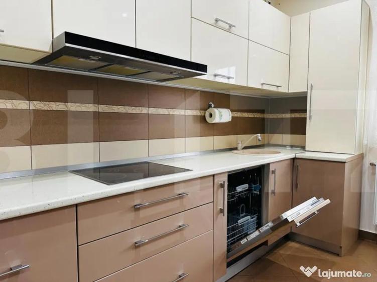 Casa spatioasa cu 5 dormitoare, doua bucatarii si teren de 1 - 2