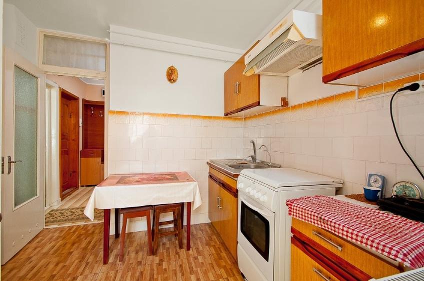 Apartament cu 2 camere decomandat, mobilat în