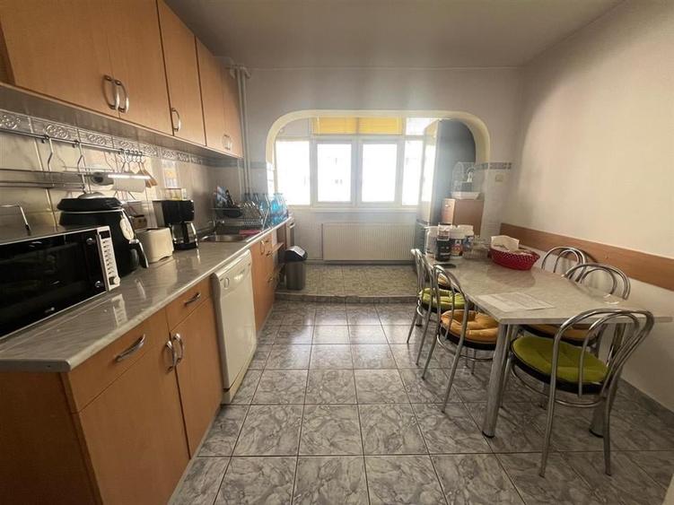 Apartament 3 camere decomandat si pivnita zona Vasile Aaron - 10