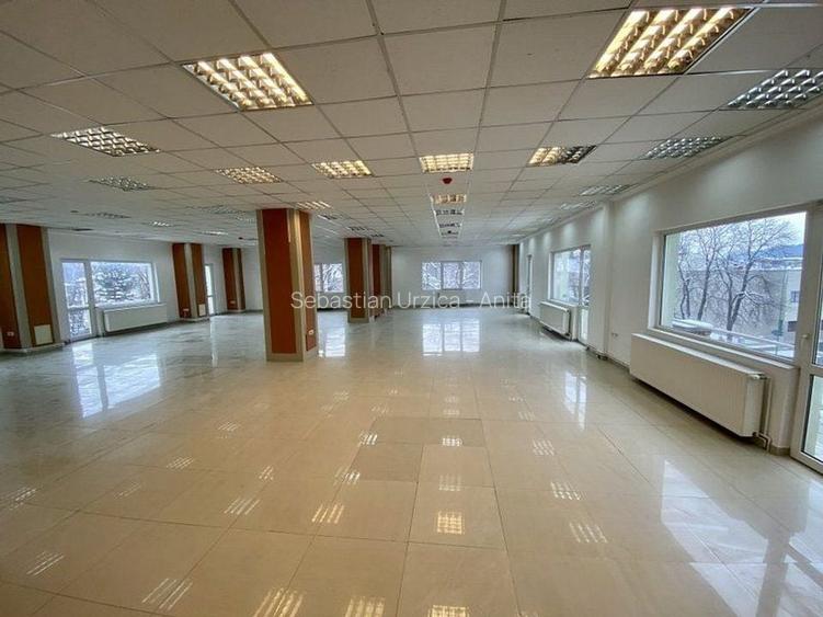 Spatiu comercial de inchiriat in zona centrala a Brasovului. Spatiu comercial de inchiriat in zona centrala a Brasovului.