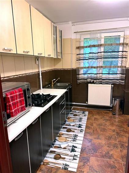 Apartament cu 3 camere semidecomandat în Berceni