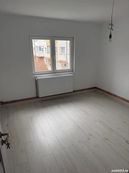 apartament 2 camere, decomandat, etajul 1, zona Mal - 1