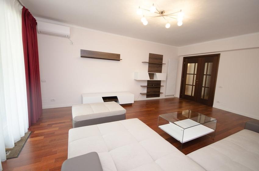 Apartament cu 3 camere decomandat în P-ța Victoriei