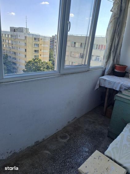 Apartament cu 3 camere semidecomandat în Tei