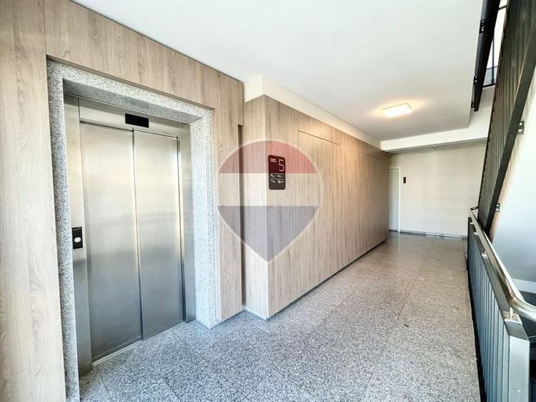 Apartament cu 2 camere decomandat în Tractorul
