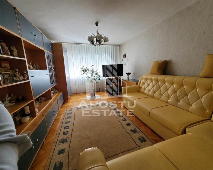Apartament cu 3 camere decomandat, mobilat în Aradului