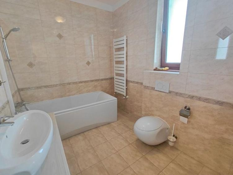 Apartament cu 4 camere semidecomandat în Aviatorilor