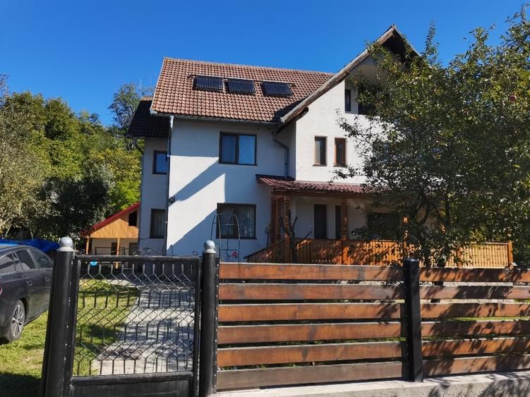 Casă individuală cu 5 camere cu Teren 1000 Mp în Slănic