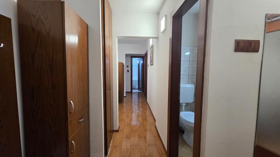 Apartament cu 3 camere decomandat, mobilat în Aradului