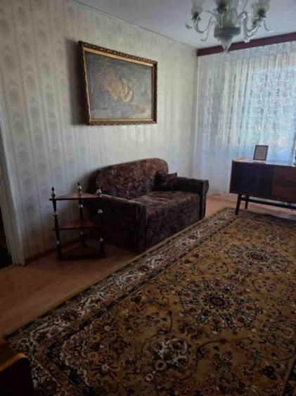 Apartament cu 3 camere semidecomandat în Centrul Civic