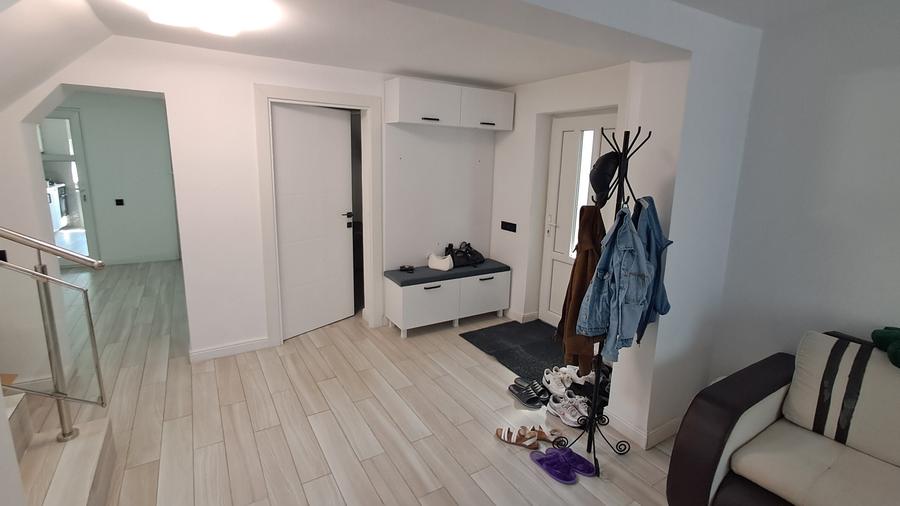 Casă cu 4 camere decomandat în Romanești