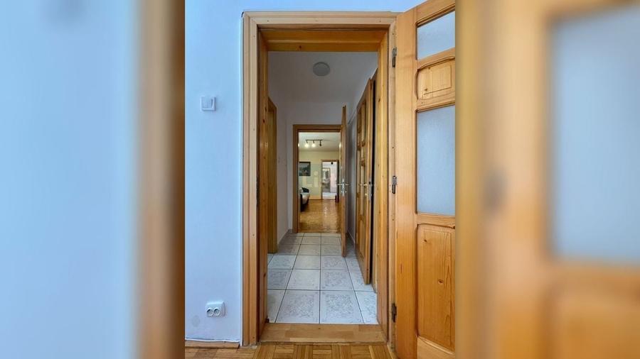 Apartament cu 3 camere semidecomandat în Micro III