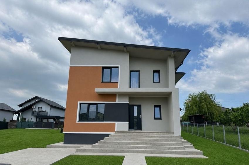 Casă cu 4 camere decomandat în Cug