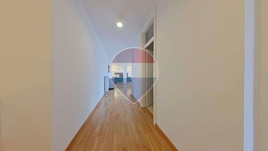 Apartament cu 3 camere semidecomandat, mobilat în Central
