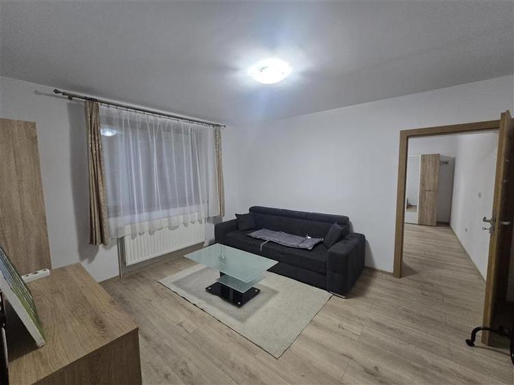 De inchiriat apartament 3 camere zona semicentrala - 2