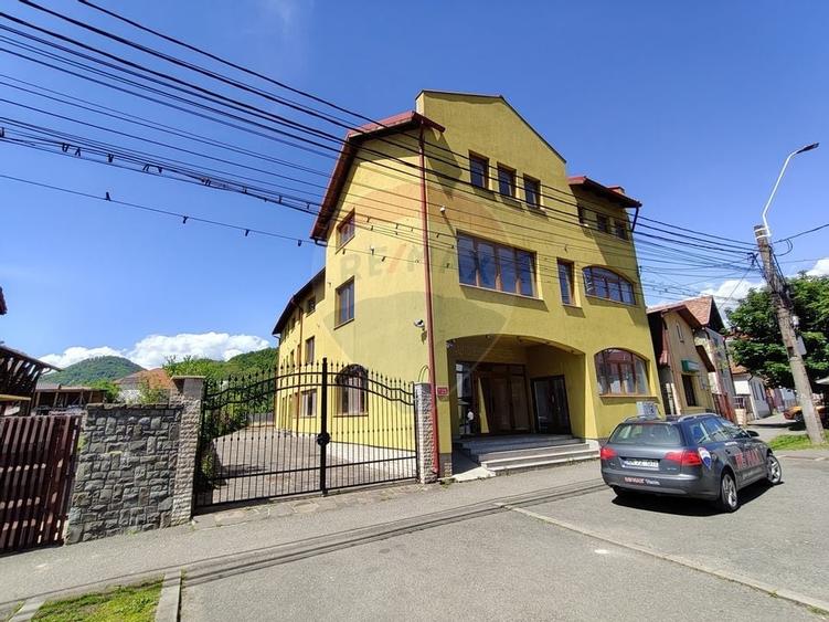 DE ÎNCHIRIAT – Spațiu comercial generos P+2 în zonă Centrală - 1