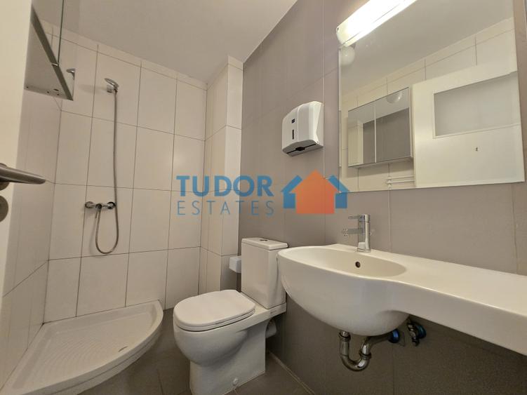 Elegant Multi-Level Home with 4 Bedrooms and Expansive Terraces in Green Lake - 21