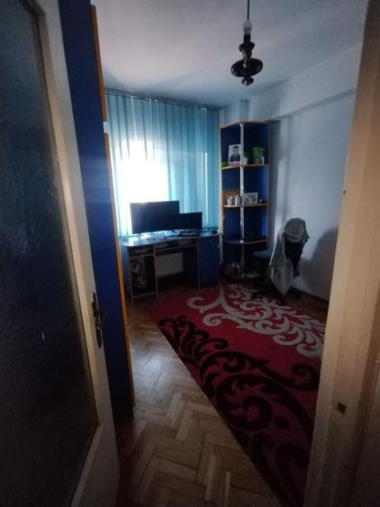 Inchiriez apartament cu 3 Cameri - 4