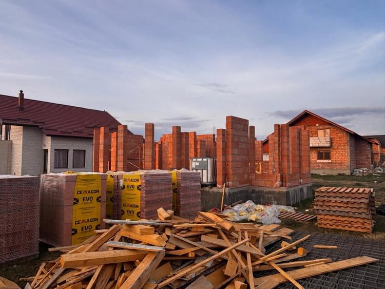 Casă la stadiul de roșu, situată în Beclean, cartier Podirei. - 1