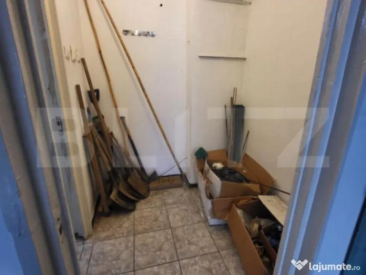 Spatiu comercial de vanzare, zona Micro III - 1