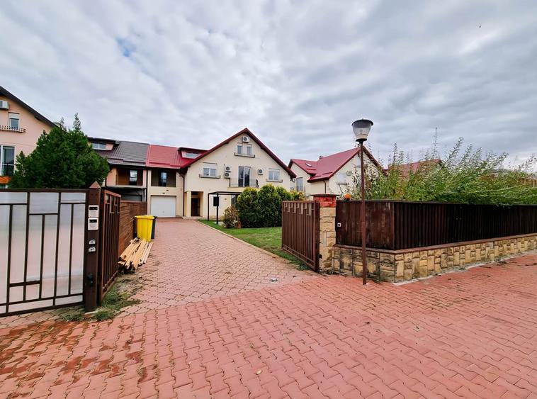 Complex de case Iancu Nicolae | Vanzare vila 7 camere, piscina & gradina proprii - 1