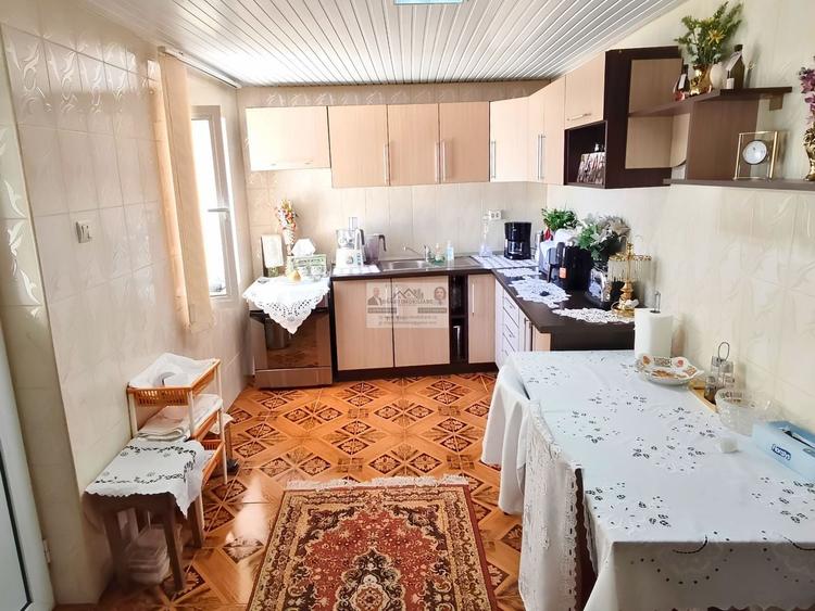 Casă individuală cu 6 camere cu Canalizare în Sud