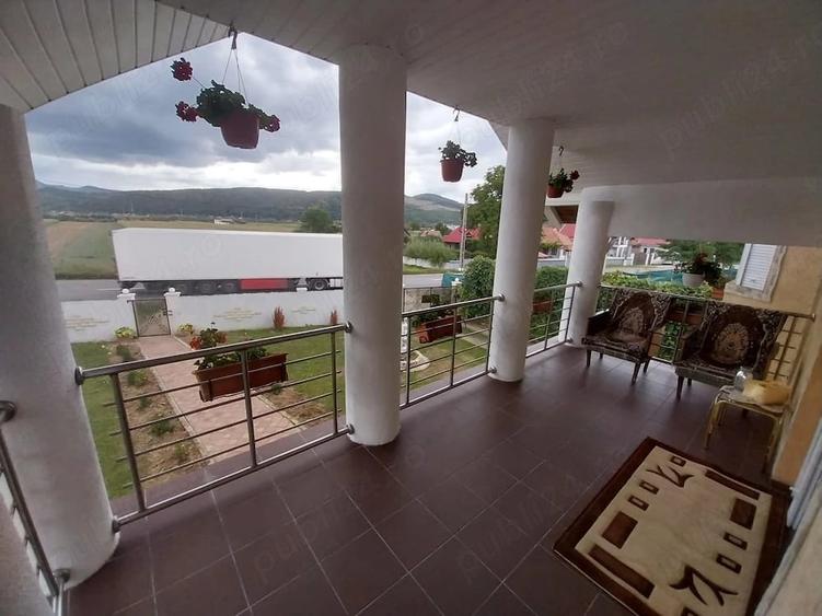 Casă cu Teren 4200 Mp în Livezi