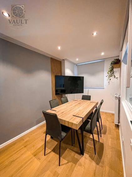 Apartament cu 3 camere semidecomandat, mobilat în P-ța Victoriei
