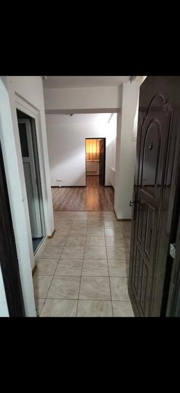 Apartament cu 3 camere semidecomandat în Giulești