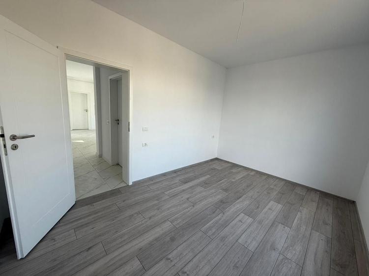 Apartament cu 3 camere semidecomandat în Braytim