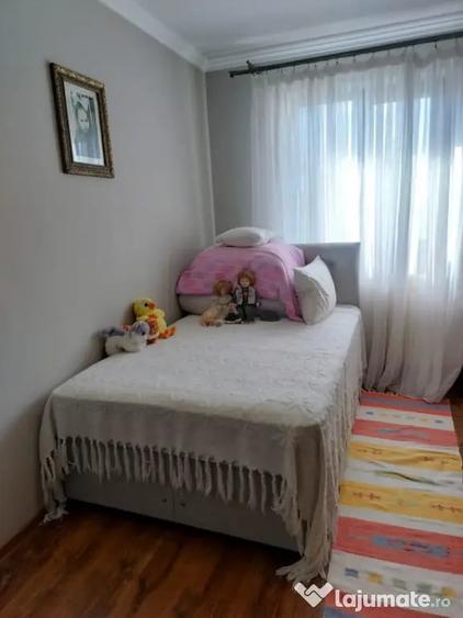 Apartament cu 3 camere semidecomandat în Craiovița Nouă