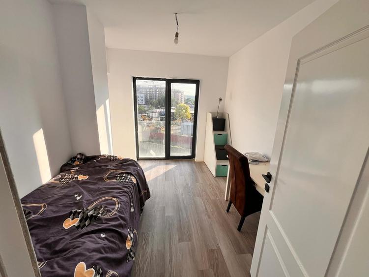 Apartament cu 3 camere semidecomandat, mobilat în Florești