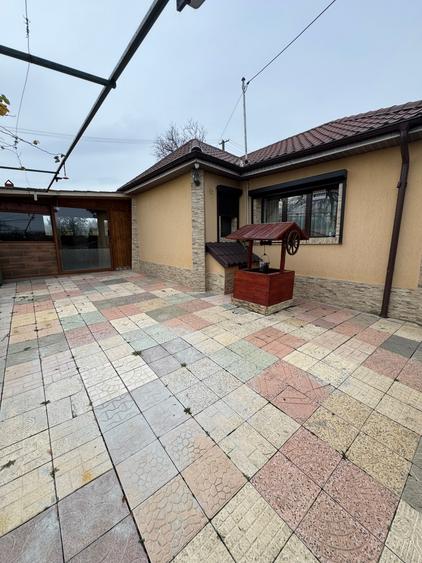 Casă individuală cu 7 camere cu Teren 4000 Mp în Exterior Est