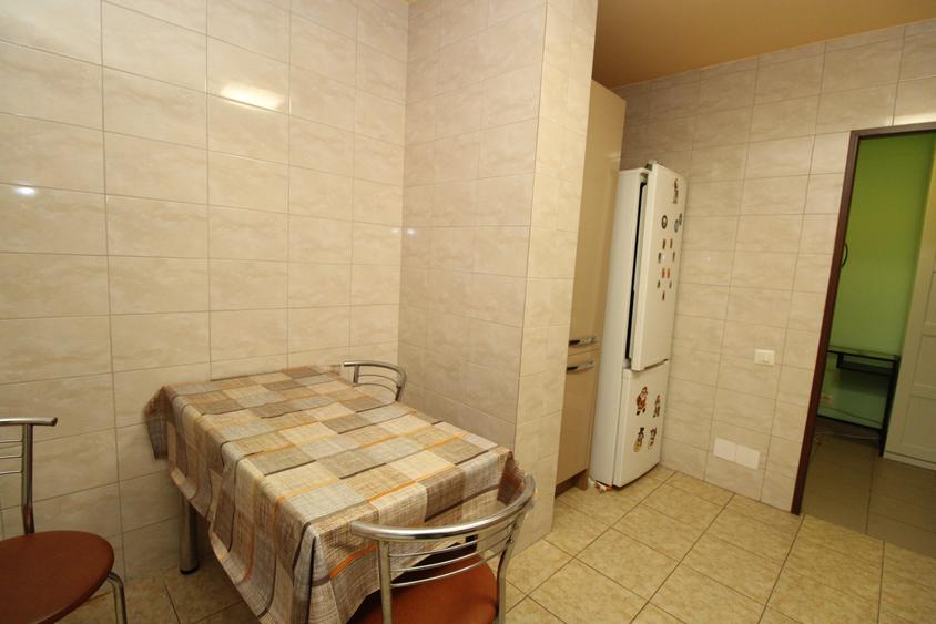 Apartament cu 3 camere decomandat în Drumul Taberei