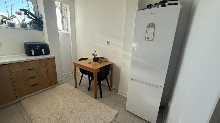 Apartament cu 3 camere semidecomandat, mobilat în Ștefan cel Mare