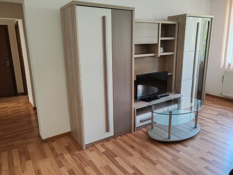Apartament cu 3 camere semidecomandat, mobilat în Centrul Civic