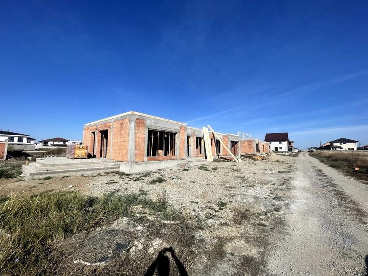 Casă individuală cu 4 camere cu Canalizare în Sânmartin