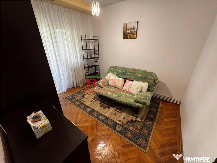 Apartament cu 3 camere semidecomandat în Ultracentral