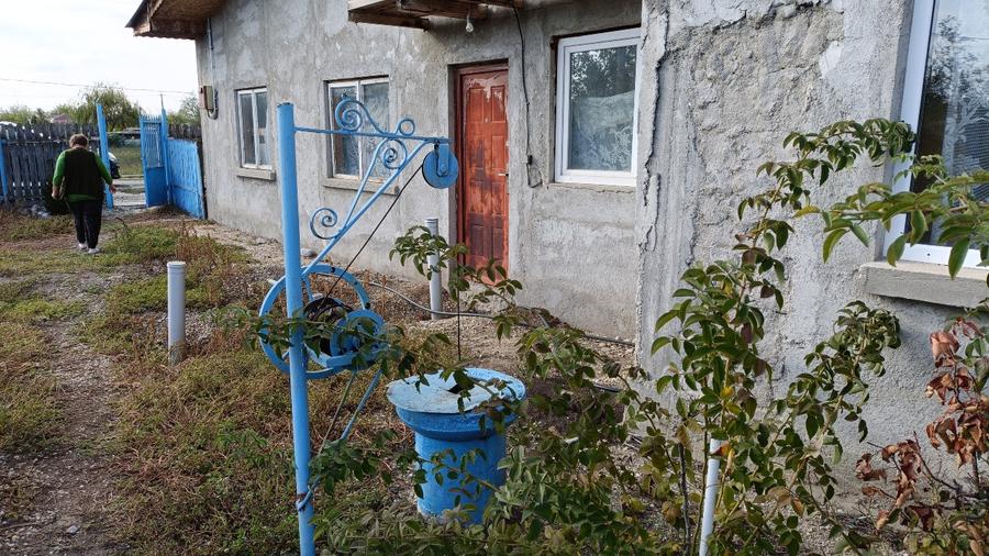 Teren intravilan cu casa plus mansardă, apa, canalizare energie electrica.  - 1