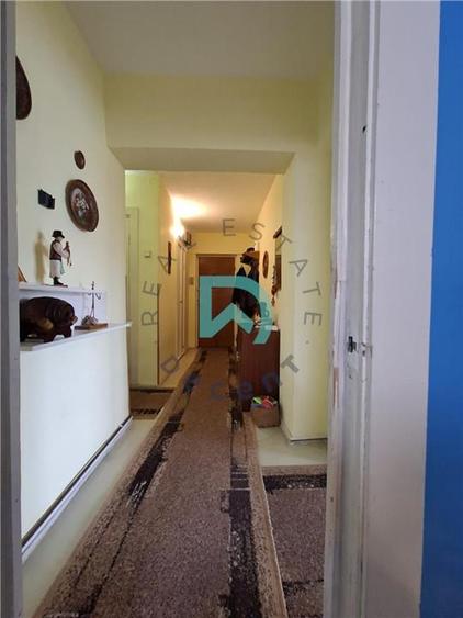 Apartament cu 3 camere semidecomandat în Tractorul